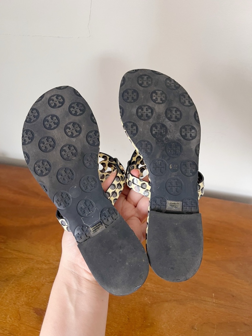 Tory Burch • Miller Sandal patent leather Dot Shadow slide thong logo flip flop - Picture 8 of 9